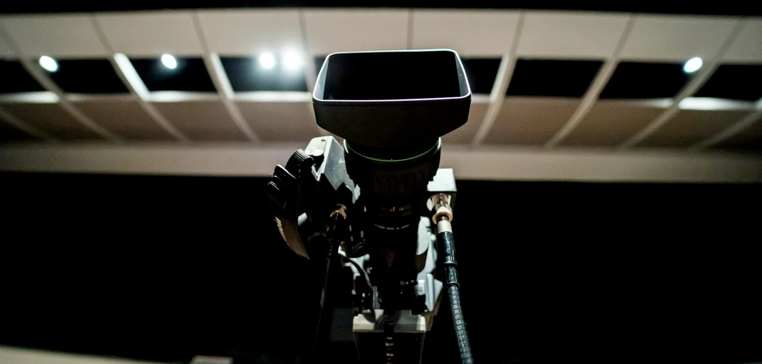 Lighting rigs that keep skin tones steady during a live broadcast
